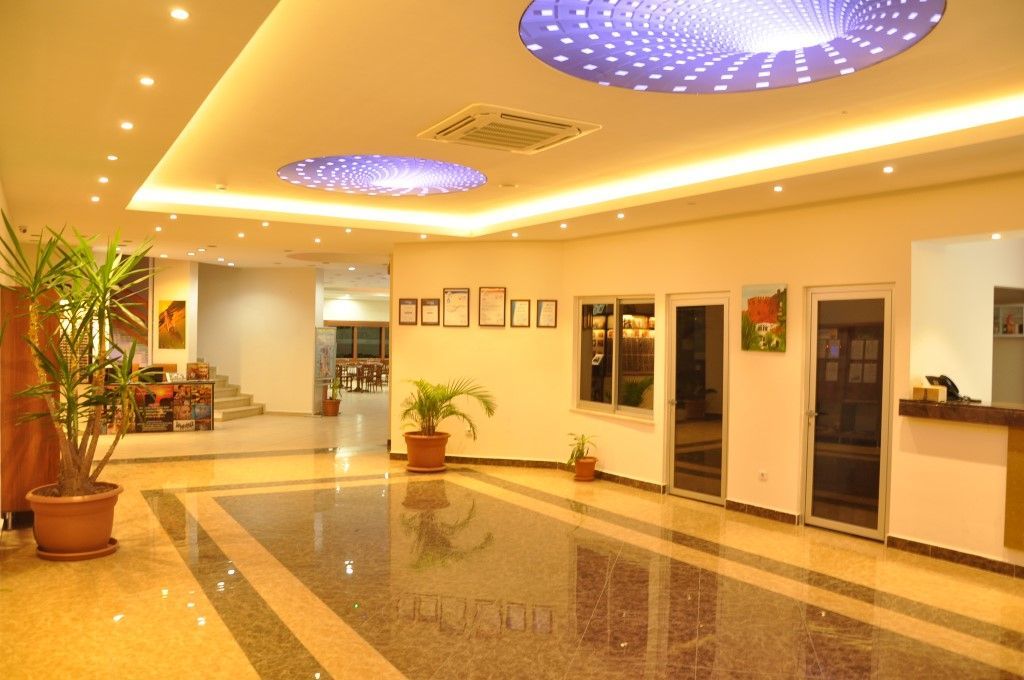Grand Ati̇Lla Hotel 阿拉尼亚 外观 照片