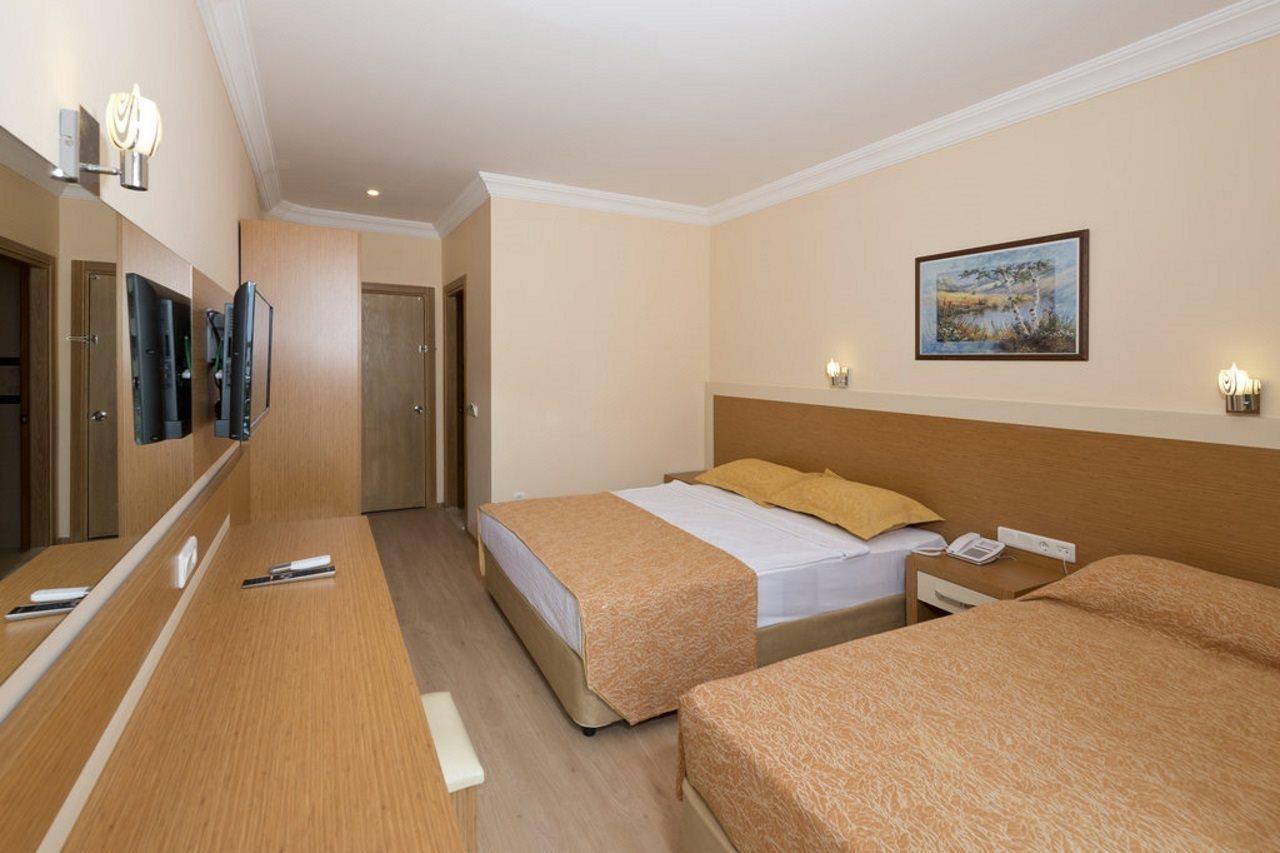Grand Ati̇Lla Hotel 阿拉尼亚 外观 照片