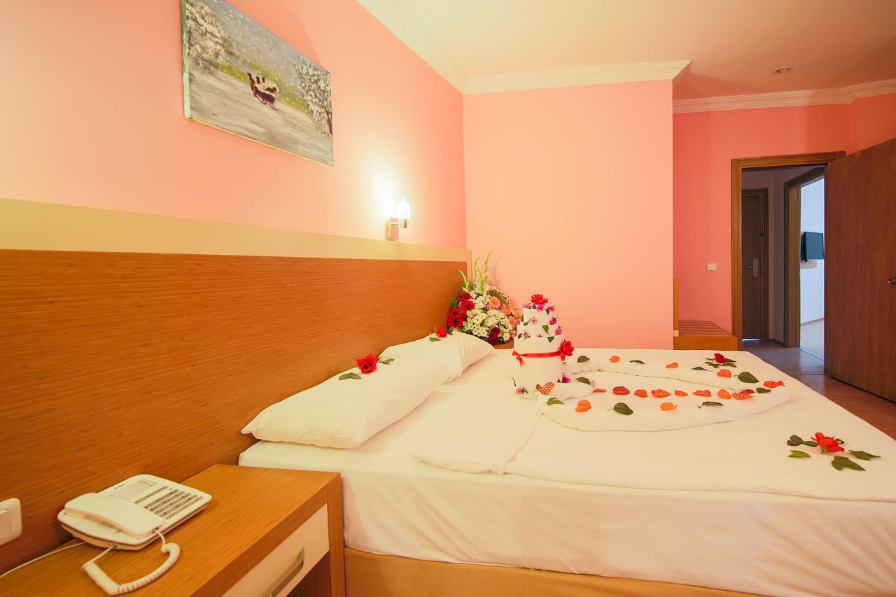 Grand Ati̇Lla Hotel 阿拉尼亚 外观 照片