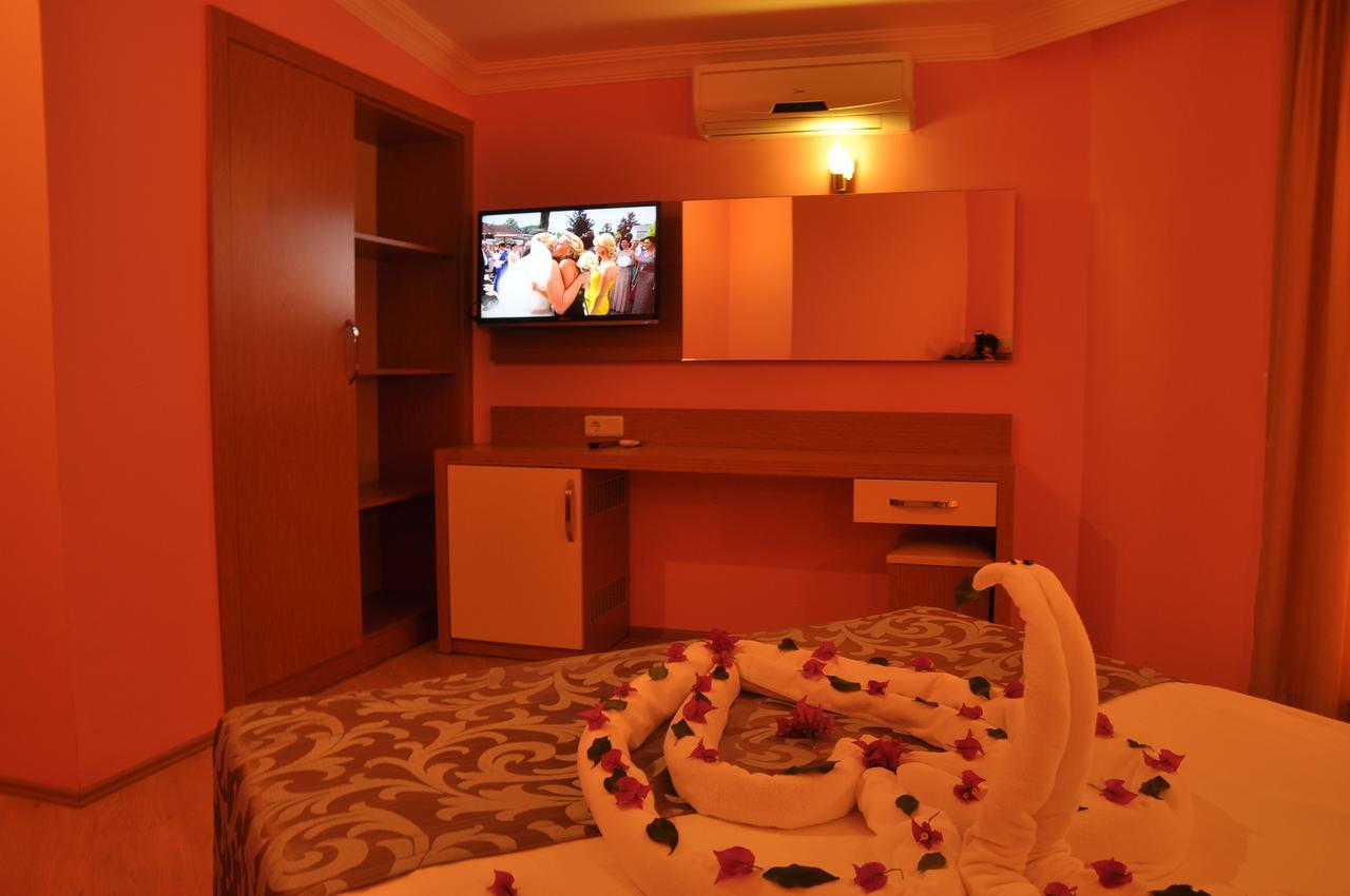 Grand Ati̇Lla Hotel 阿拉尼亚 外观 照片